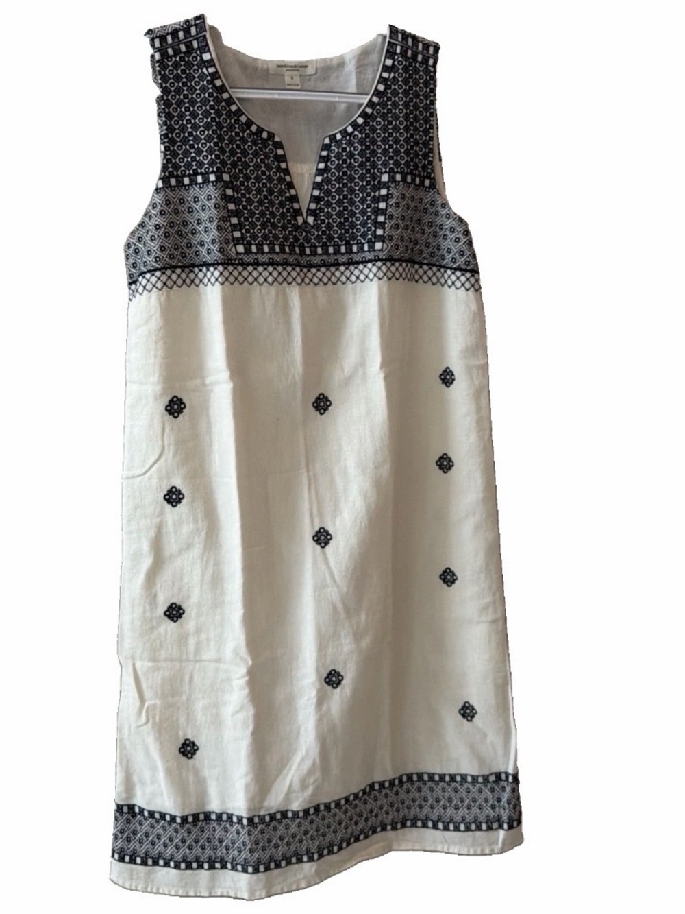 Beachlunchlounge size 6 Embroidered White Shift Dress with Black Geometric Trim
